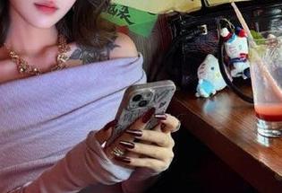 别错过哦!黑料网最新视频带你看尽明星鲜为人知的另一面!